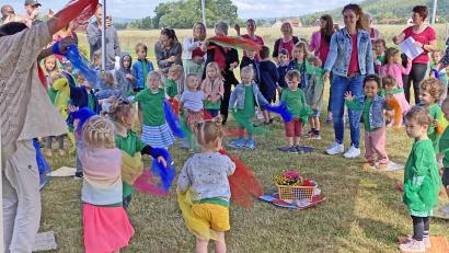 Bild: Lisa Weidner/exb
Tanzeinlagen der Kindergarten- und Krippenkinder sowie Kasperltheater, Zaubershow und mehr sorgen für eine kurzweilige Unterhaltung der vielen kleinen und großen Gäste.
