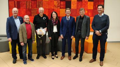 Bild: C. Wittmann/exb
Der Vorstand des Fördervereins am Beruflichen Schulzentrum Amberg (von links): Schulleiter Martin Wurdack, Daniel Hagn, der bisherige Vorsitzende Alexander Düssil, seine Nachfolgerin Sonja Kalb, Alexander Reindl, Georg Wittmann und Gerd Fischer.