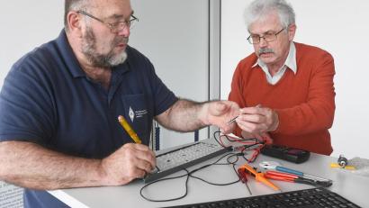 Bild: Gabi Schönberger
Mit Werkzeug, Wissen und geschickten Fingern helfen Heribert Spießl und Jo Pirzer bei Reparaturen aller Art und setzen so ein Zeichen gegen die Wegwerf-Mentalität.