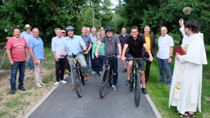 Bild: do
Mit der Verkehrsfreigabe der letzten Wegstrecke durch Bürgermeister und Stadtrat und mit dem Segen von Pfarrer Johannes Bosco erstreckt sich entlang des Eschenbach ein "grünes Band" mit vielen Attraktionen zwischen Altstadt und Rußweiher-Freibad.