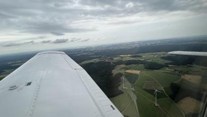 Archivbild: Dominik Mark
In luftigen Höhen halten Pilot und Luftbeobachter nach Anzeichen von Bränden Ausschau.