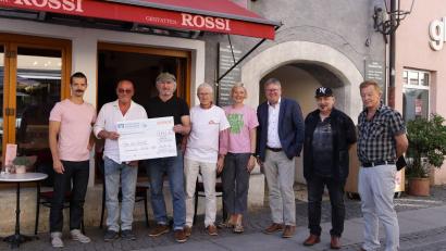 Bild: Pressedienst Wagner/exb
Bei der Spendenübergabe (von links): Felix Renner (Café Rossi), Reinhard Schmid und Günther Flierl (Zwoag'sang), Wolfgang Funk (Ärzte ohne Grenzen), Gina Renner (Café Rossi), Oberbürgermeister Michael Cerny sowie Herbert Olbrich und Helmut Gottfried vom 1. Amberger Musikerstammtisch.
