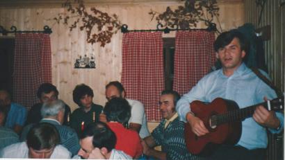 Bild: Archiv Schulz
Anfang der 1980er-Jahre lassen sich einige Stammtischbrüder von Robert Hierl das Gitarrespielen beibringen. Hierl stellt sogar ein eigenes "Loiterlboum"-Liederbuch zusammen.