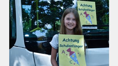 Bild: Stephan Huber
Stolz präsentiert die zehnjährige Malena Huber aus Ammerthal ihren Plakatentwurf, mit dem sie den ersten Platz beim Malwettbewerb "Achtung Schulanfänger" erreichte.