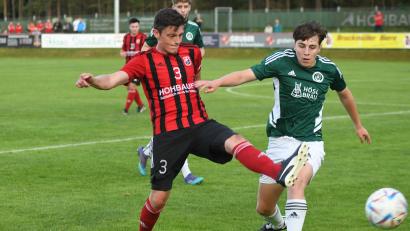 Bild: otr
Benjamin Urban (links) vom SC Luhe-Wildenau und der Mitterteicher Niko Pollak im Zweikampf.