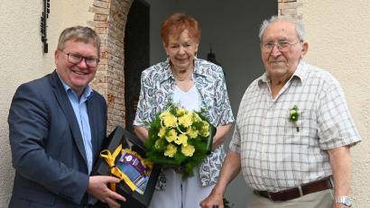 Bild: gf
Gelbe Nelken hatte Maria Hausmann vor 65 Jahren im Brautstrauß, gelbe Nellen schenkte ihr ihr Mann Martin nun auch zur Eisernen Hochzeit. Oberbürgermeister Michael Cerny (links) gratulierte.