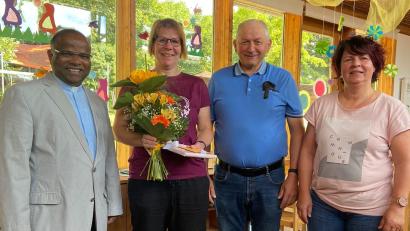 Bild: jow
Der Lintacher Kindergartens St. Walburga verabschiedet seine stellvertretende Leiterin (von links): Pfarrer Moses Gudapati, die scheidende Andrea Dobmeier, Kirchenpfleger Franz Weiß und Kindergartenleiterin Ulrike Schießlbauer,