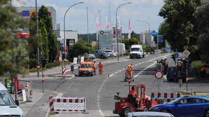 Bild: Wolfgang Steinbacher
Die Arbeiten in der Regensburger Straße schreiten voran. Das noch gesperrte Teilstück wird am Freitag, 7. Juli, im Laufe des Tages für den Verkehr freigegeben.