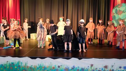 Bild: do
Mit 11 Gesangs- und 5 Sprechrollen ist das Musical mit den Zweitklässlern der Grundschule am Rauhen Kulm üppig besetzt