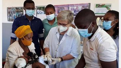 Bild: exb
Dr. Annemarie Schraml operiert seit über 20 Jahren in Tansania.