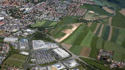 Bild: Bernd Georgi
An den Franzosenäckern zwischen B 85 und AM 30 wird derzeit ein neues Gewerbegebiet erschlossen (siehe Dreieck Bildmitte). Auf dem 6,3 Hektar großen Areal siedelt sich auf 1,5 Hektar der Autobauer Porsche an. Am Donnerstag, 6. Juli, war offizieller Baubeginn für das "Porsche Zentrum Amberg".