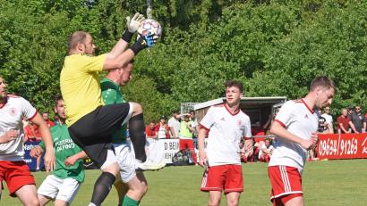 Archivbild: Gebert
Solche Alles-oder-Nichts-Spiele in der Relegation wie zwischen der SpVgg Wiesau (weiße Trikots) und der SG Griesbach/Großkonreuth vor wenigen Wochen wird es im Fußballkreis Hof/Wunsiedel/Tirschenreuth künftig nicht mehr geben.