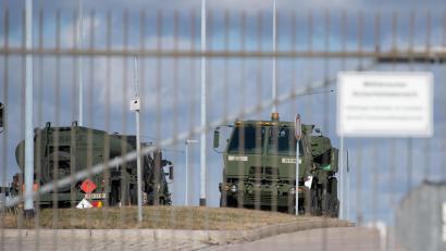 Symbolbild: Sebastian Kahnert
Militärfahrzeuge stehen auf dem Gelände einer Kaserne hinter einem Zaun.