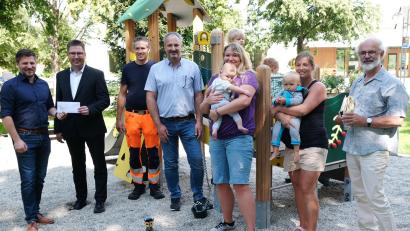 Bild: mab
Nicht nur die kleinen Besucher freuten sich über den neuen Spielplatz, der zwischen Rathaus und Kirche entstanden ist.