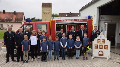 Bild: bö
In Ransbach hat sich eine Kinderfeuerwehr, "Feuerfüchse" genannt, gegründet. Darüber freuen sich Kreisbrandrat Fredy Weiß (Dritter von links), sein designierter Amtsnachfolger Christof Strobl (links) der Fachbereichsleiter der Kinderfeuerwehren Harald Schmidt (Zweiter von rechts), Kreisbrandmeister Alexander Graf (rechts) gekommen sowie Kommandant Andreas Bruckmüller (Zweiter von links).