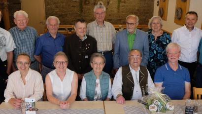Bild: le
Ein großer Gratulantenkreis traf sich zum 90. Geburtstag von Heinrich Riebel (sitzend, Zweiter von rechts).