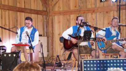 Bild: wel
Die drei von "Barbari Bavarii" , "Rosi", "Weiti" und "Beda" (von links) begeisterten das Publikum in dem historischen Stodl des Aiherlhofes