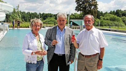 Bild: Stadt Nabburg/exb
Bei dem Glückwunsch an Bürgermeister Josef Holecek (Mitte) zeigt das Bild Zweite Bürgermeisterin Irene Ehemann (links) und Arbeitskreisvorsitzenden Josef Götz.