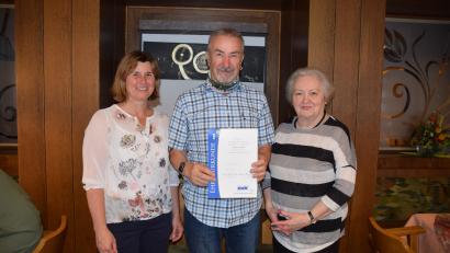 Bild: wku
Vorsitzende Doris Lehnerer (links) ehrt Alois Straub für 25 Jahre Mitgliedschaft. VdK-Kreisvorsitzende Marianne Kies-Baldasty gratuliert.