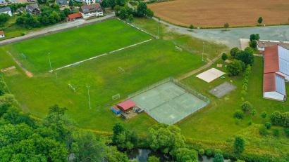 Bild: Robert Neuber/exb
Mit der Umgestaltung des Sport- und Freizeitgeländes im Zuge der Sanierung des TSV-Sportheimes (oben) hat sich die Gemeinde Kastl erfolgreich für das "Gütesiegel Heimatdorf 2023" beworben.