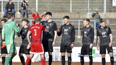 Archivbild: Hubert Ziegler
Auf ein Wiedersehen in der Bezirksliga hätten beide Mannschaften gerne verzichtet: Der FC Amberg (dunkle Trikots) und die SpVgg Pfreimd mussten in die Relegation – und stiegen beide aus der Landesliga Mitte ab.