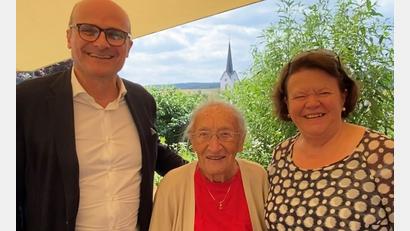 Bild: Reinhart/exb
Die rüstige 102-jährige Jubilarin Gertrud Reinhart freute sich über die Gratulanten. Auch Staatssekretärin a.D. Marianne Deml und Bürgermeister Maximilian Beer wünschten alles Gute.