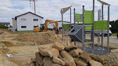 Bild: Benkhardt
Im neuen Baugebiet Naabhöhe in Erbendorf laufen derzeit die Arbeiten für den neuen Spielplatz. Unter anderem wurde schon ein Spielturm aufgestellt.