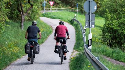 Symbolbild: Daniel Vogl/dpa
Radeln von Mitterteich nach Konnersreuth auf einem Radweg – so wie auf dem Symbolbild – ist auf absehbare Zeit nicht möglich. Für den Großteil der Strecke muss die Staatsstraße genutzt werden.