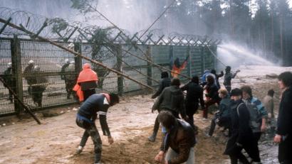 Bild: Istvan Bajzat/dpa
Demonstranten protestieren am 31.03.1986 in Wackersdorf gegen den Bau der Wiederaufbereitungsanlage. Jahrelang standen sich hier Polizei und Kernkraftgegner gegenüber. Zunächst war der Protest gegen die geplante Wiederaufbereitungsanlage (WAA) friedlich. Nach der Katastrophe in Tschernobyl eskalierte jedoch die Situation. Bei blutigen Krawallen am Baugelände wurden an Pfingsten 1986 knapp 400 Menschen verletzt, darunter 182 Polizisten, 27 von ihnen schwer.