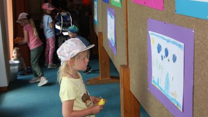 Bild: wro
Hauptpersonen bei der Vernissage im Rathaus Wiesau waren am Dienstag die Mädchen und Buben aus den drei Kindertagesstätten in der Marktgemeinde.