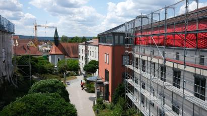 Bild: Hirsch
Der Dachstuhl des Ostflügels am Schwandorfer Rathaus (rechts) ist um 1,80 Meter angehoben worden. Jetzt füllen Maurer und Zimmerer die Lücke. Im Dachgeschoss entstehen auf 370 Quadratmetern neue Büro- und Besprechungsräume.