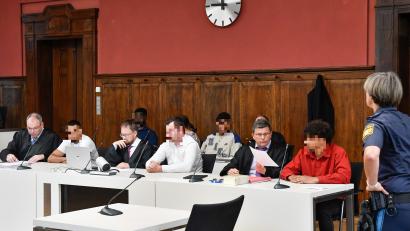 Bild: Petra Hartl
Die vier Angeklagten mit ihren Verteidigern. Zweiter von links ist der Hauptangeklagte.