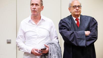 Bild: Matthias Balk/dpa
Manfred Genditzki (links) wurde 2010 wegen Mordes zu einer lebenslangen Gefängnisstrafe verurteilt.