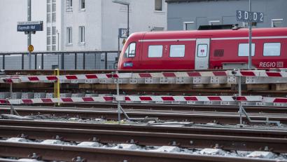 Bild: Daniel Vogl/dpa
Bahngleise sind durch eine Baustellenabsperrung am Hauptbahnhof Nürnberg getrennt. Die Franken-Sachsen-Magistrale von Nürnberg nach Dresden soll im bayerischen Abschnitt nicht elektrifiziert werden.
