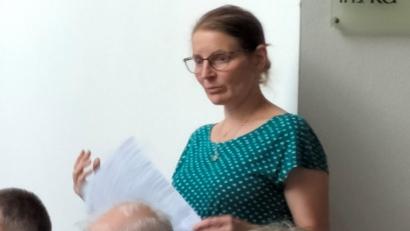 Bild: Reinhard König/exb
Dr. Stephanie Kuchlbauer bei ihrem Vortrag bei der Siedlergemeinschaft Waldsassen.