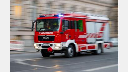 Bild: Kreisbrandinspektion Landkreis Schwandorf/exb
Am Waldrand wurden Einsatz und Wassertransport in das unwegsame Gelände koordiniert.
