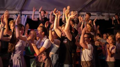 Bild: Lukas Kraus
Drei Tage feiert die Feuerwehr Neunkirchen ihren 150. Geburtstag. Den Partyabend zum Festauftakt stürmen am Freitag Hunderte Besucher. Für Stimmung sorgen die "Trachtenrocker".