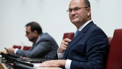 Bild: Sven Hoppe/dpa
Albert Füracker sitzt im bayerischen Landtag während einer Plenarsitzung auf seinem Platz.