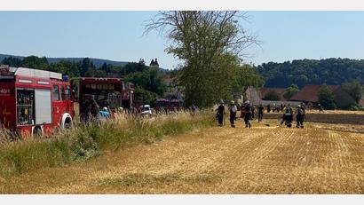 Bild: Völkl
Die Feuerwehren hatten den Feldbrand bei Perschen schnell gelöscht. Landwirtschaftliche Maschinen nahmen keinen Schaden.