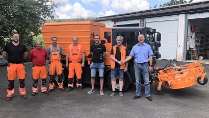 Bild: wro
Über ihr neues Arbeitsgerät freuen sich die Mitarbeiter des Gemeindebauhofs (von links) Dominik Hecht, Jürgen Schärl, Stephan Weiß und Bauhofleiter Rainer Kellner. Übergeben wurde es von Gebietsleiter Marc Morgenstern im Beisein von Bürgermeister Wolfgang Braun und Geschäftsleiter Florian Heinl (von rechts).