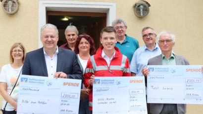 Bild: mrr
Landrat Richard Reisinger (vorne, von links), Samuel Fritz und Bernhard Saurenbach. Mit dabei vom KAB-Team Andrea Höfler (hinten, von links), Zweiter Bürgermeister Josef Weinfurtner, Michaela Bauer, Peter Pilz und Präses der KAB, Pfarrer Slawomir Niemczewski.