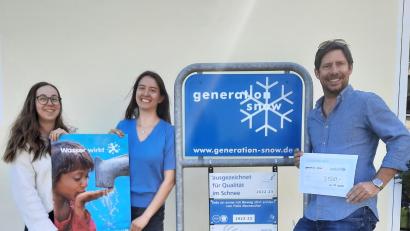 Bild: Sabrina Herl/exb
Die 3500-Euro-Spende für Unicef übergaben (von links) Isabella Steven, Paula Bleitner und Generation-snow-Geschäftsführer Oliver Pongratz.