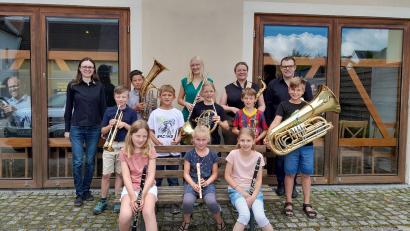 Bild: bö
Die Teilnehmerinnen und Teilnehmer beim allerersten Newcomer-Abzeichen im Nordbayerischen Musikbund. Es gratulierte das Prüfungsteam: Lucia Bäuml (links) und Christian Bäuml (rechts).