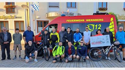 Bild: Willi Duschner/exb
Mitglieder der Feuerwehr Wernberg machten sich auf den Weg nach Altötting. Auch die beiden Schirmherren traten in die Pedale