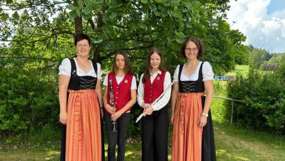 Bild: Diana Raab/exb
Marie Zeitler (von links) und Rebecca Höreth freuen sich mit ihren Ausbilderinnen Diana Raab (links) und Christine Sandmann über den Erfolg.