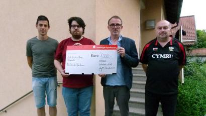 Bild: rn
KassierJürgen Grund-Dötsch übergibt Pfarrer Johannes Bosco Ernstberger einen Förderscheck über 1000 Euro.