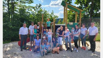 Bild: Eckl
Die Kinder nehmen den neuen Kletter- und Rutschturm am Spielplatz Fuchsberg gleich in Beschlag. Bürgermeister Norbert Eckl (links) wünscht den Familien viel Spaß am Platz.