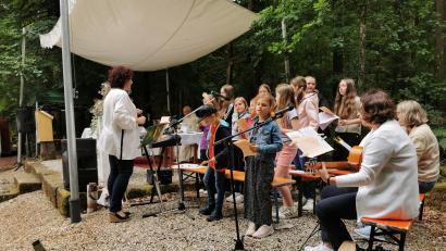 Bild: hzi
Der Kinder- und Jugendchor unter Leiterin Sonja Schwemmer (links) umrahmt den Familiengottesdienst am Samstag. Pfarrer Helmut Süß (im Hintergrund) zelebrierte die Gottesdienste.