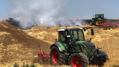 Bild: Franz Grabinger/exb
Landwirte unterstützen die Feuerwehren, indem sie Flächen umgraben und so Barrieren für das Feuer schaffen.