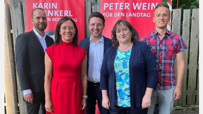 Bild: B. Baldrian/exb
Wahlkampfauftakt SPD-Schwandorf: Im Bild (von links) Steve Brachwitz (Landtagskandidat Cham), Karin Frankerl (Bezirkstagskandidatin Schwandorf), Peter Wein (Landtagskandidat Schwandorf), Marianne Schieder (Vorsitzende Unterbezirk Schwandorf-Cham) und Martin Bauer (Bezirkstagslistenkandidat Schwandorf).